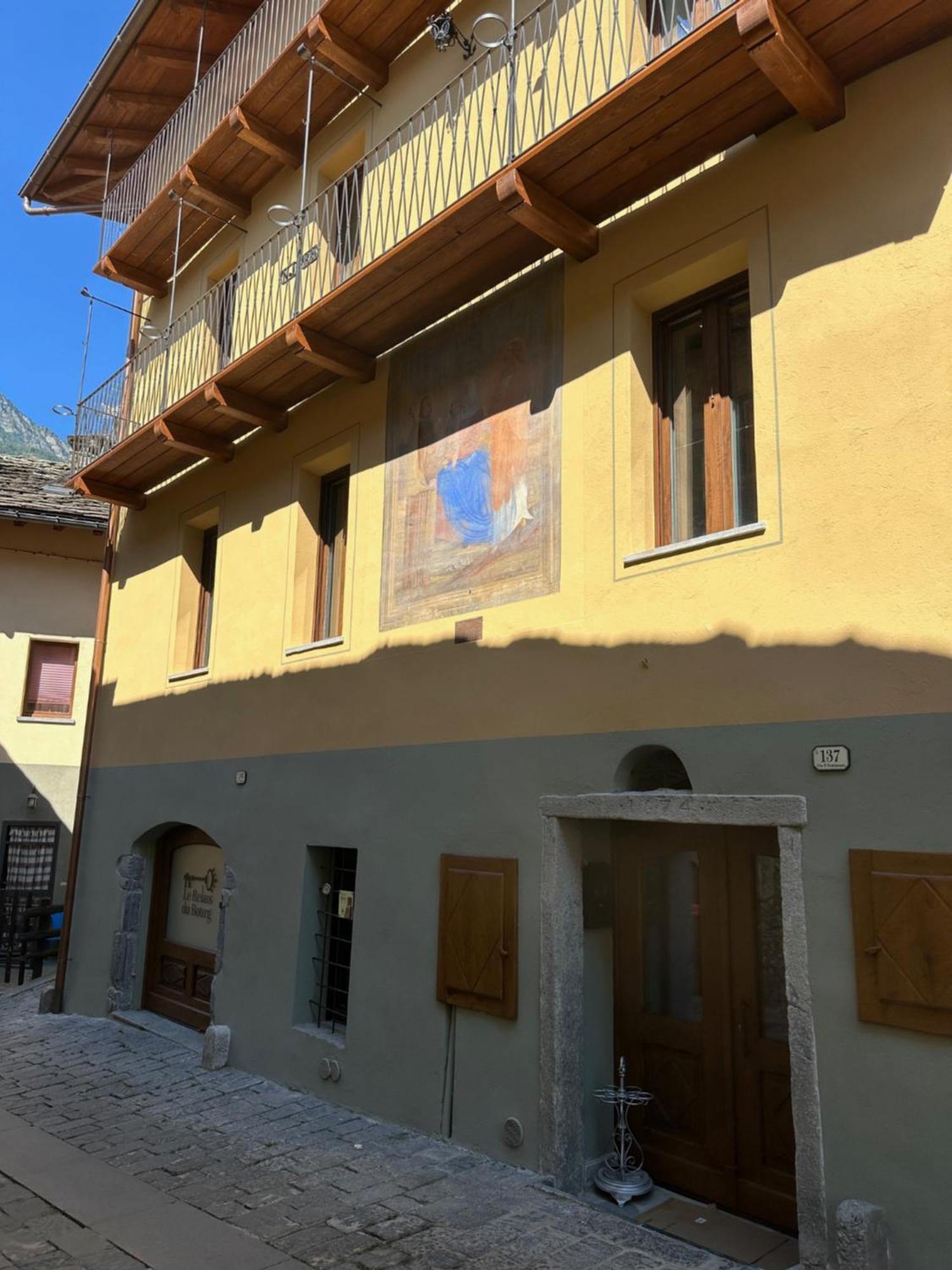 Le Relais Du Bourg Chambres De Charme Wellnes Donnaz Exteriör bild